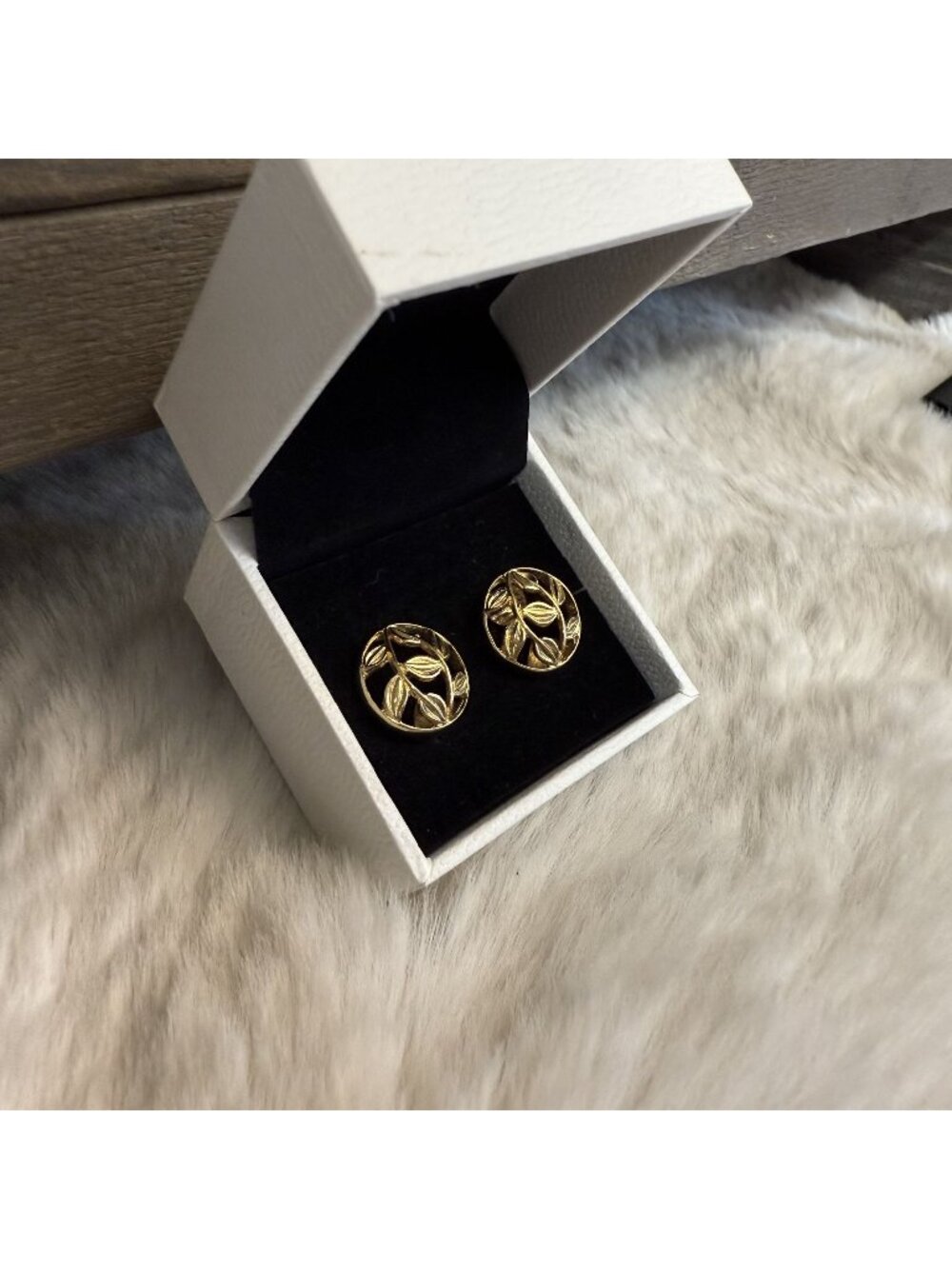 Vintage Avon Rounded Leaf Design Gold Toned Elegant Clip On Earrings